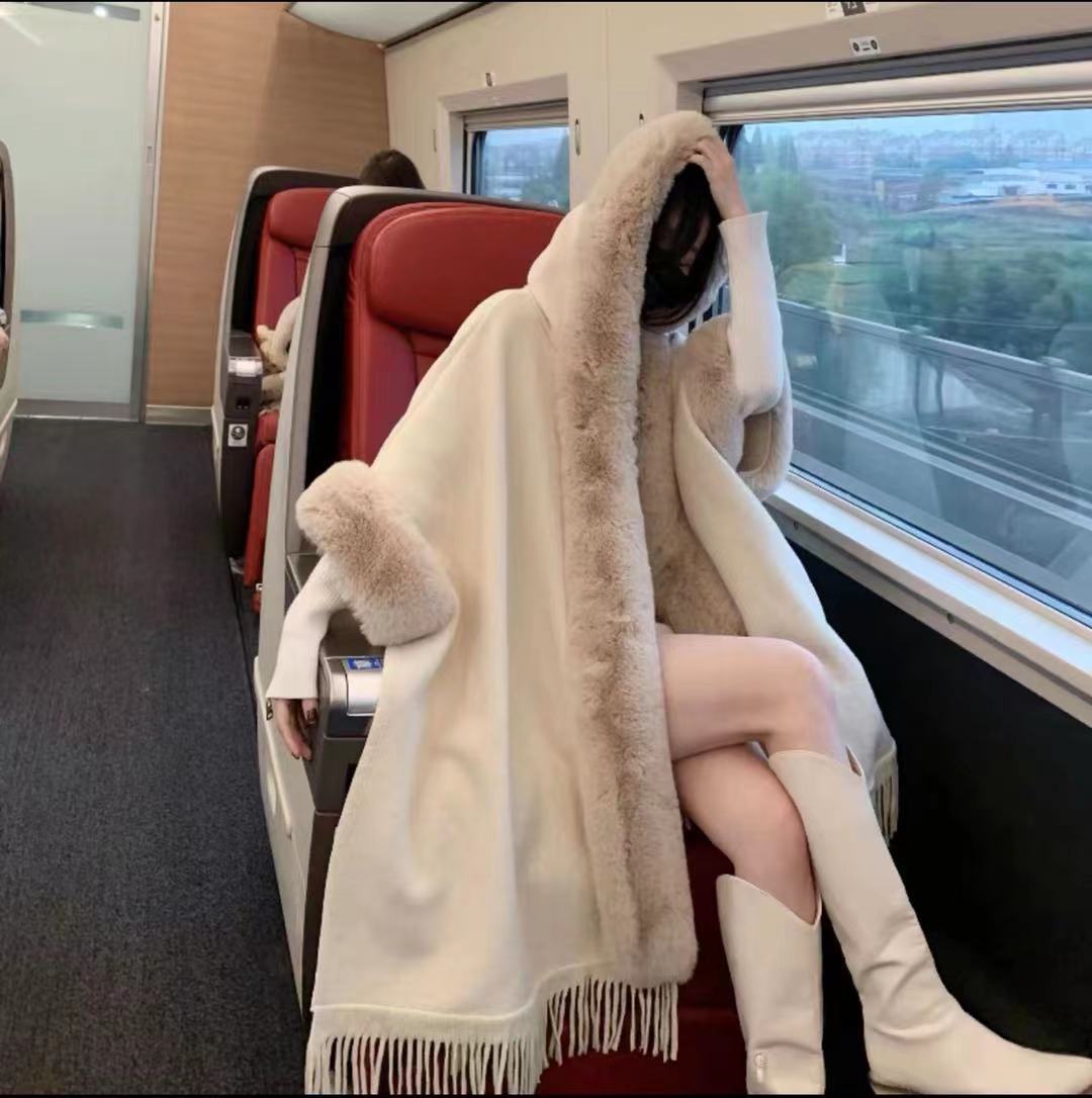 🎅Christmas Offer: 50% Off-Faux rabbit fur collar hooded cape